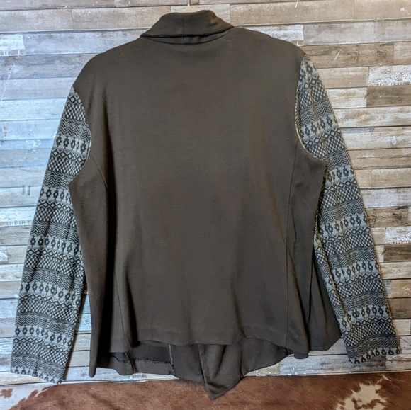 Violet B. Cascading Waterfall Effect W/Aztec Sleeves Short Cardigan - Picture 10 of 16